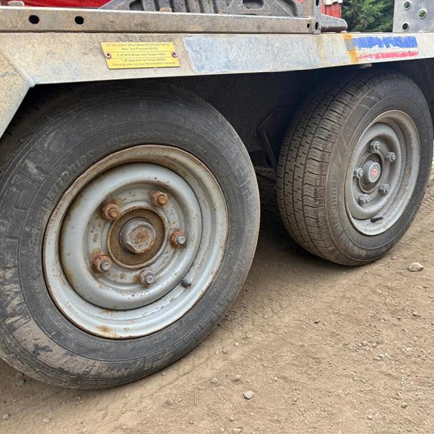 Indespension Pl3500 3.5 Ton Plant Trailer With Barriers And Cones