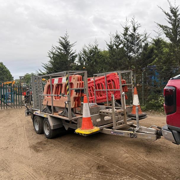 Indespension Pl3500 3.5 Ton Plant Trailer With Barriers And Cones
