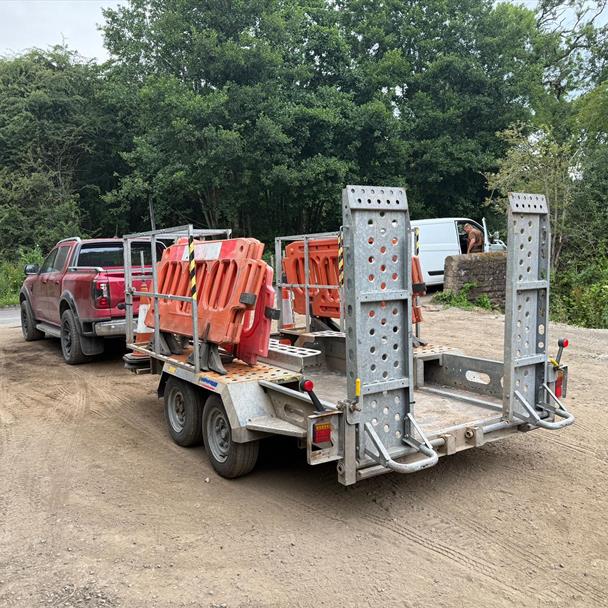 Indespension Pl3500 3.5 Ton Plant Trailer With Barriers And Cones