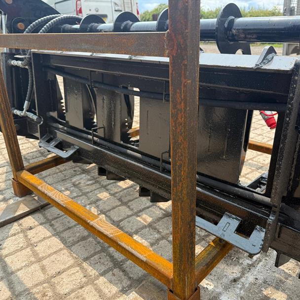 New/Unused GIYI 72" Skidsteer Log Grab
