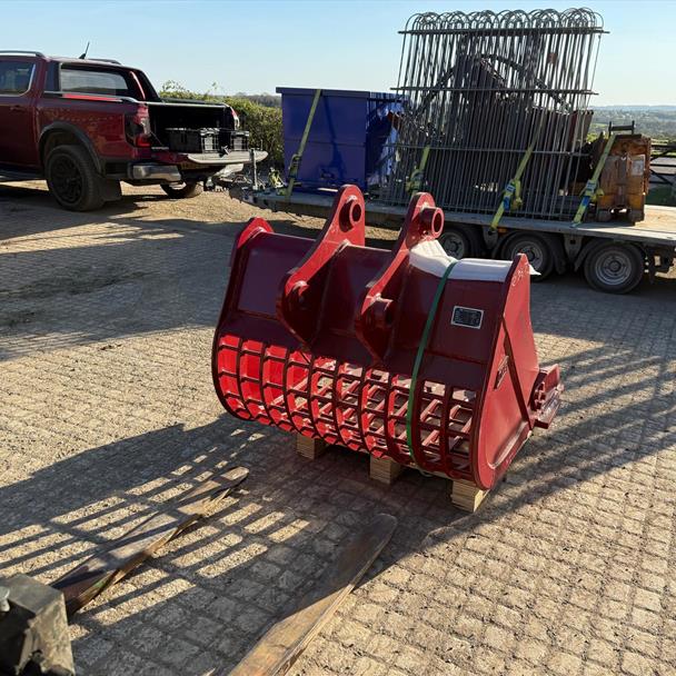 New/Unused 2025 DCE 42" Riddle Bucket