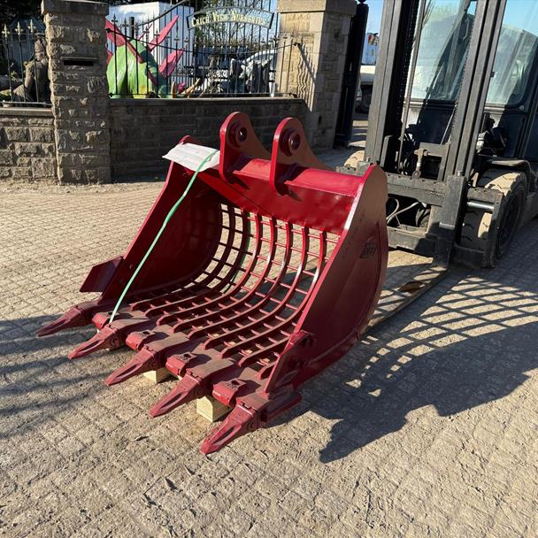 New/Unused 2025 DCE 42" Riddle Bucket