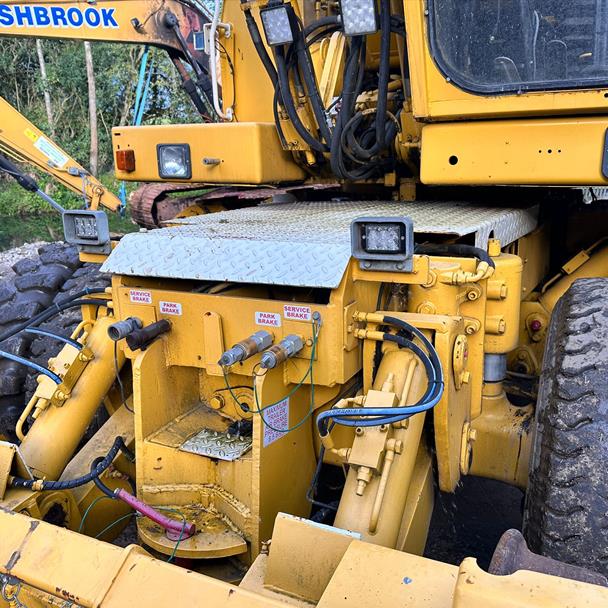 O & K MH5 Wheeled Excavator With Railway Gear, 3 Piece Boom And Hydraulic Jack Legs