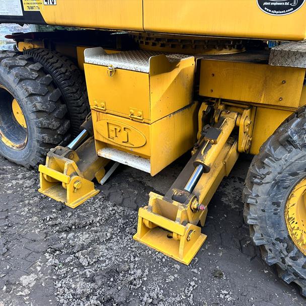O & K MH5 Wheeled Excavator With Railway Gear, 3 Piece Boom And Hydraulic Jack Legs