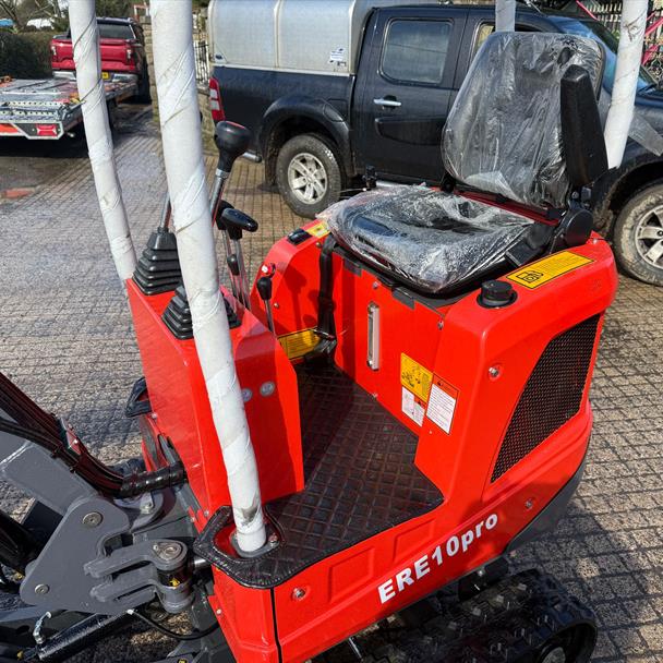 NEW/UNUSED EVERUN ERE10 PRO MINI EXCAVATOR BUNDLE - VERY HIGH SPEC excavator for sale in Pilsley, Chesterfield — photo 2