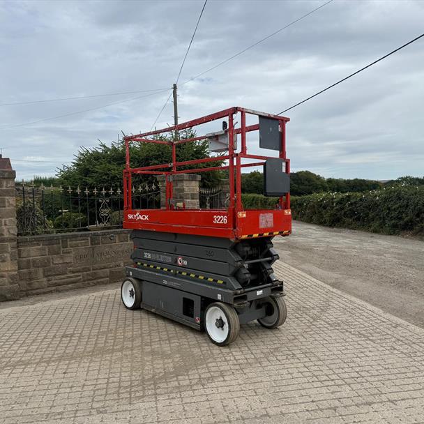 2014 Skyjack scissor lift for sale in Pilsley, Chesterfield — photo 2