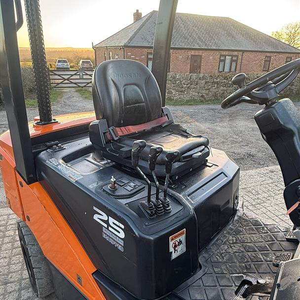 2020 Doosan forklift for sale in Pilsley, Chesterfield — photo 3
