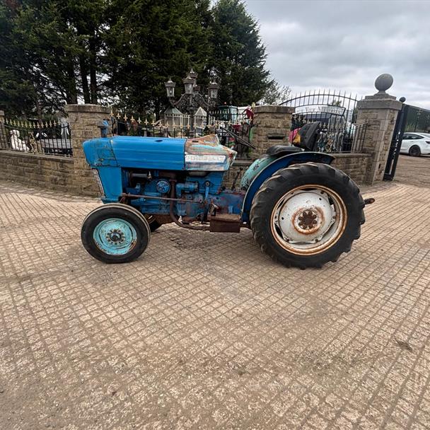 FORD 3000 SUPER DEXTA VINEYARD TRACTOR