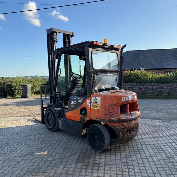 2012 Doosan forklift for sale in Pilsley, Chesterfield — photo 2