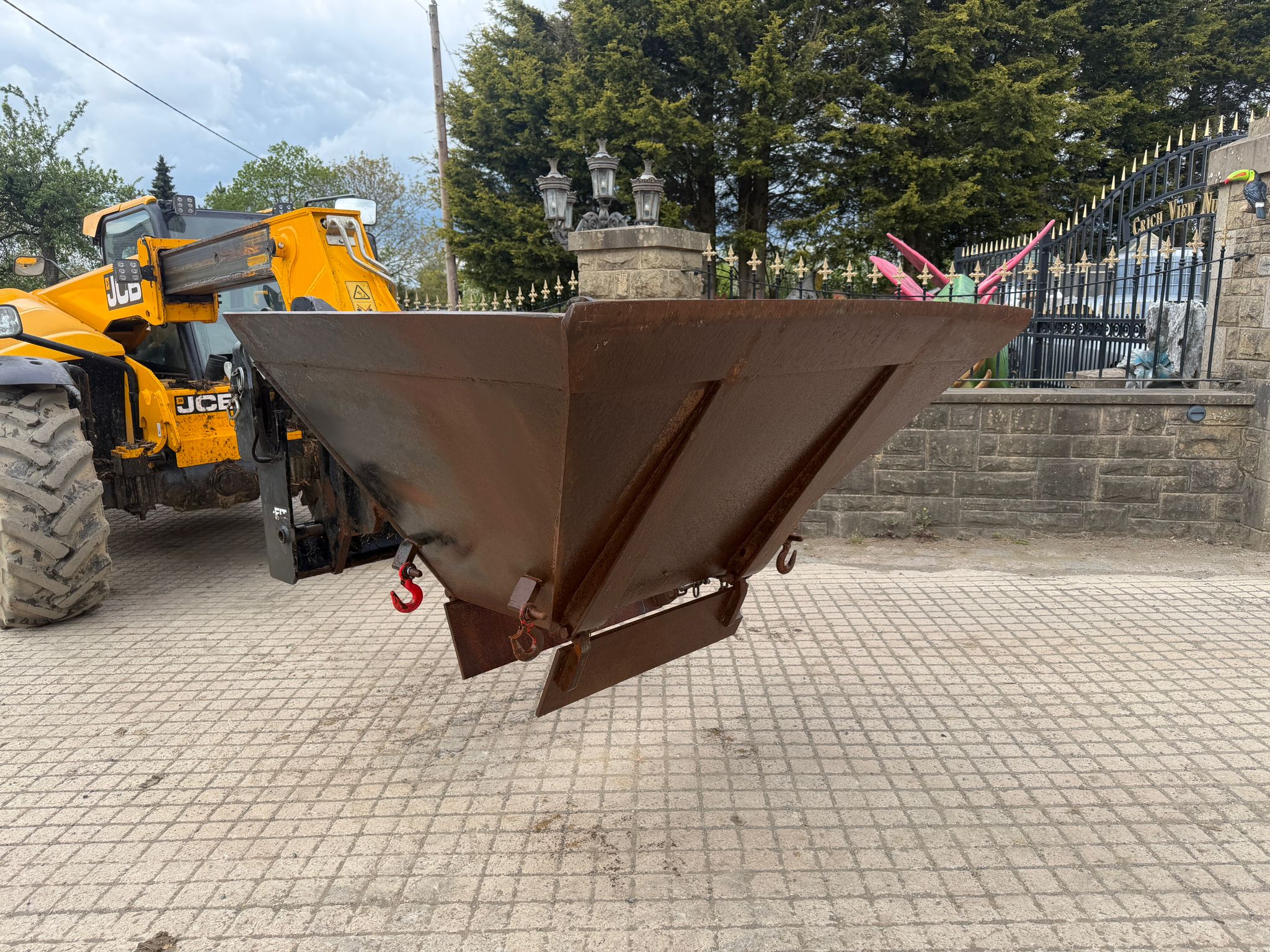 SCOTT HYDRAULIC TELEHANDLER BAGGING BUCKET telehandler for sale in Pilsley, Chesterfield — photo 4