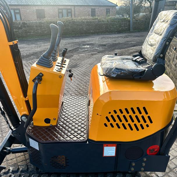 New/Unused Attack AT10 Mini Excavator excavator for sale in Pilsley, Chesterfield — photo 2