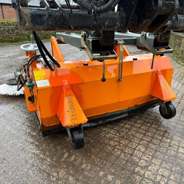 BEMA 40 INDUSTRY HYDRUALIC SWEEPER COLLECTOR WITH SIDE BRUSH attachment for sale in Pilsley, Chesterfield — photo 2