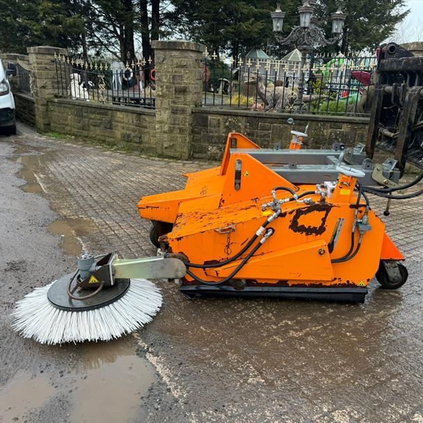 BEMA 40 INDUSTRY HYDRUALIC SWEEPER COLLECTOR WITH SIDE BRUSH attachment for sale in Pilsley, Chesterfield — photo 3