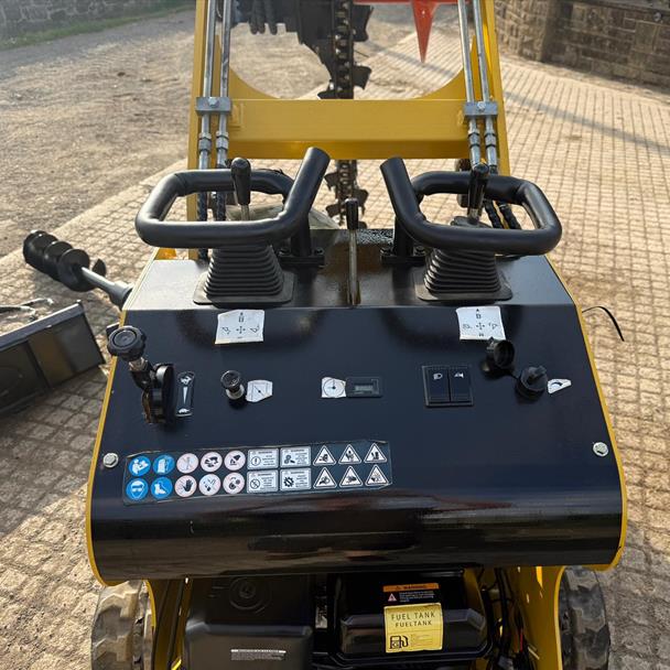 New/Unused Machpro MPS300 Compact Tracked Skidsteer Loader With Attachments Bundle! loader for sale in Pilsley, Chesterfield — photo 3