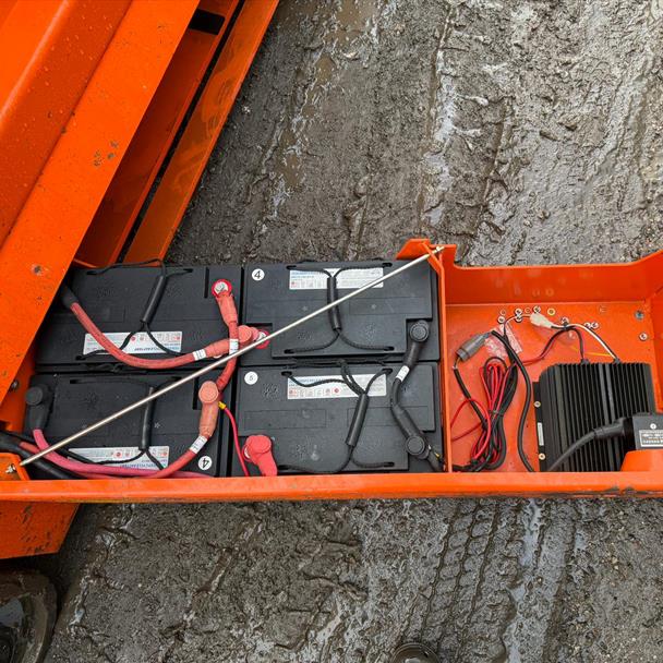2018 scissor lift for sale in Pilsley, Chesterfield — photo 2