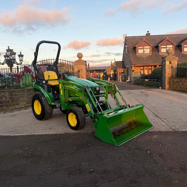 2023 JOHN DEERE 2026R 4WD COMPACT TRACTOR WITH FRONT LOADER AND BUCKET