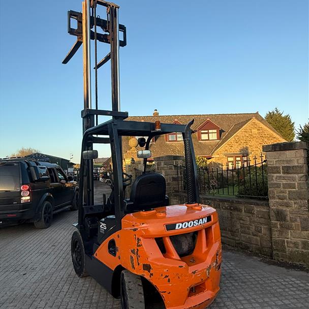 2020 Doosan forklift for sale in Pilsley, Chesterfield — photo 4