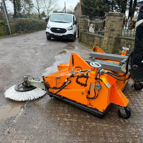 BEMA 40 INDUSTRY HYDRUALIC SWEEPER COLLECTOR WITH SIDE BRUSH attachment for sale in Pilsley, Chesterfield — photo 4