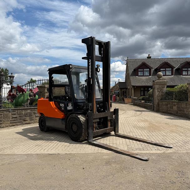 2017 Doosan forklift for sale in Pilsley, Chesterfield — photo 2