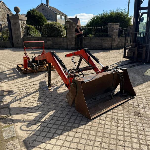 LEWIS 2510 COMPACT TRACTOR FRONT LOADER tractor for sale in Pilsley, Chesterfield — photo 3
