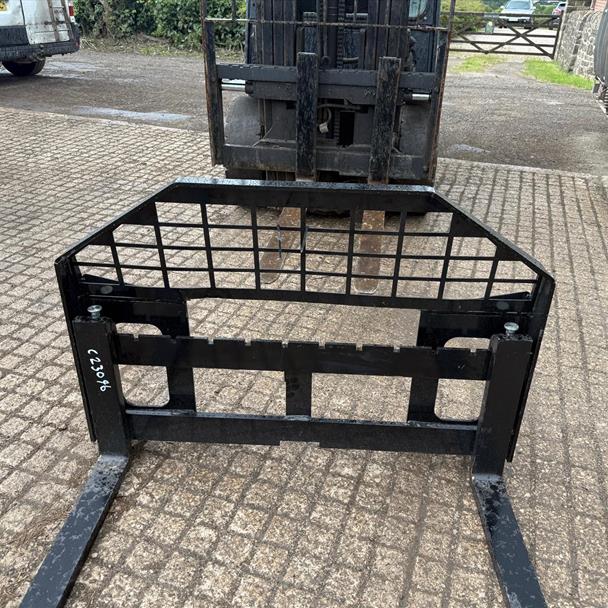 New/Unused GIYI Skidsteer Pallet Forks And Frame loader for sale in Pilsley, Chesterfield — photo 3