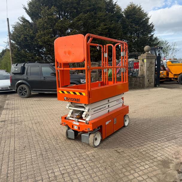 2021 scissor lift for sale in Pilsley, Chesterfield — photo 2