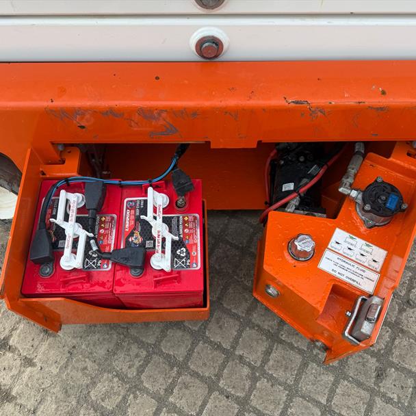 2021 scissor lift for sale in Pilsley, Chesterfield — photo 3