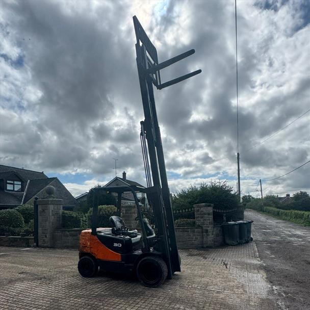 2012 Doosan forklift for sale in Pilsley, Chesterfield — photo 2