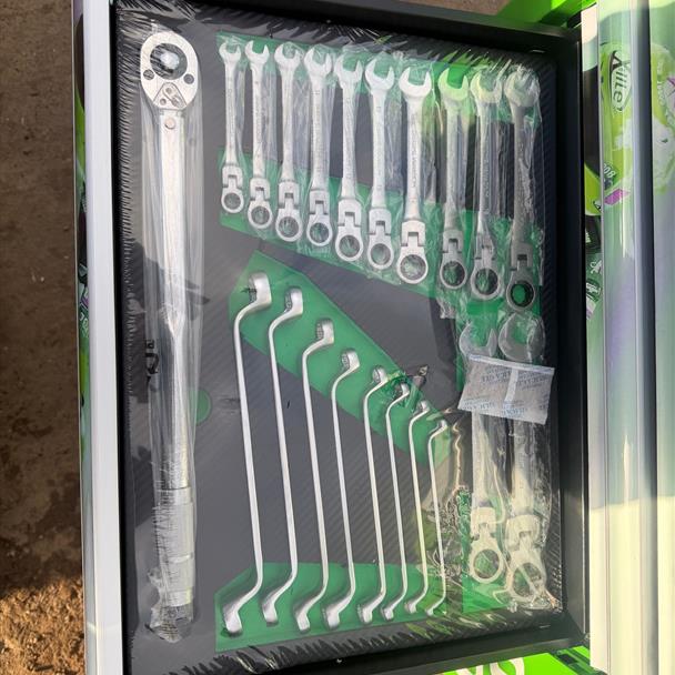 NEW/UNUSED BOSS 258PCS SEVEN DRAW TOOL CHEST WITH TOOLS AND WHEELS (GREEN/RED/ORANGE) wheels & tyre for sale in Pilsley, Chesterfield — photo 2