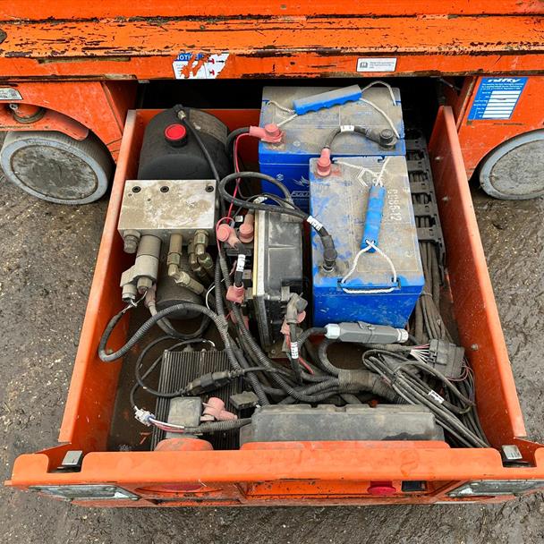 2018 scissor lift for sale in Pilsley, Chesterfield — photo 5