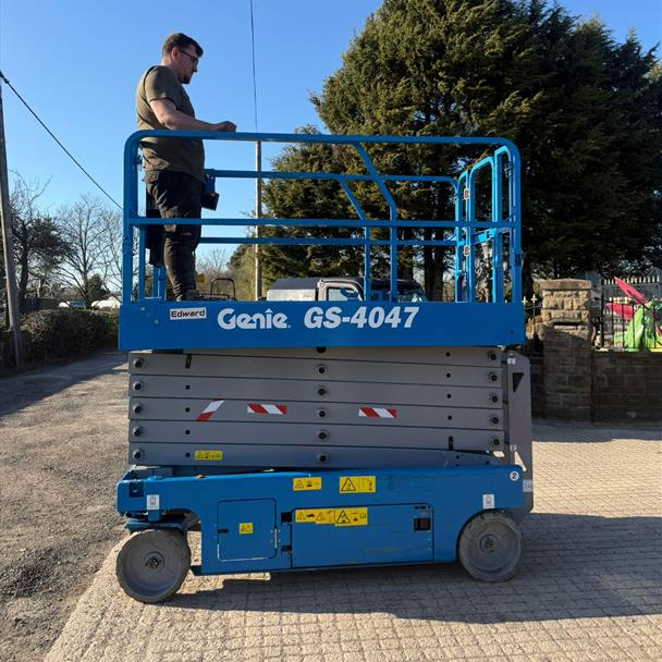2020 Genie scissor lift for sale in Pilsley, Chesterfield — photo 2