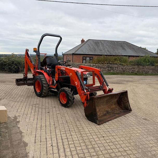 2013 KUBOTA B2530 25HP 4WD COMPACT TRACTOR WITH LEWIS FRONT LOADER AND BACKHOE
