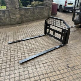 New/Unused GIYI Skidsteer Pallet Forks And Frame