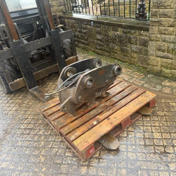 USED JCB HYDRAULIC QUICK HITCH - 80MM PINS