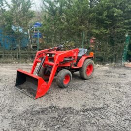KUBOTA B4200D 4WD COMPACT TRACTOR WITH FRONT LOADER AND BUCKET