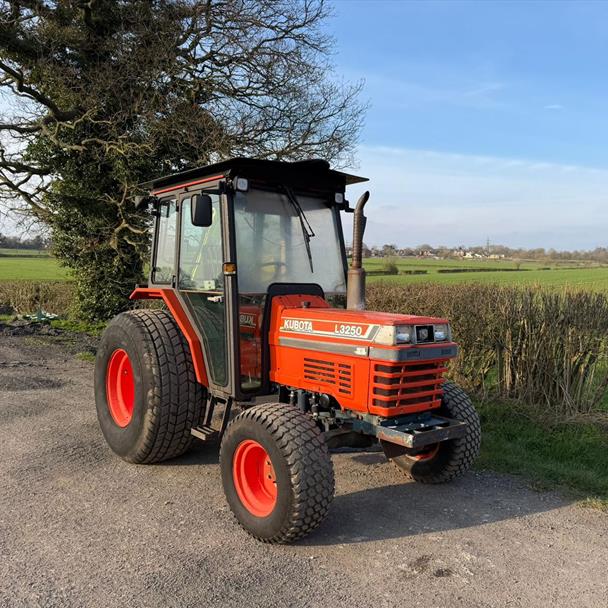 KUBOTA L3250 40HP 4WD COMPACT TRACTOR
