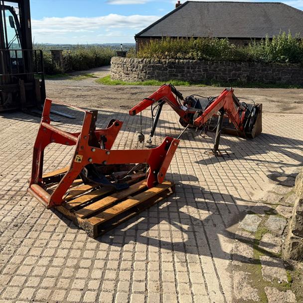 LEWIS 2510 COMPACT TRACTOR FRONT LOADER tractor for sale in Pilsley, Chesterfield — photo 2