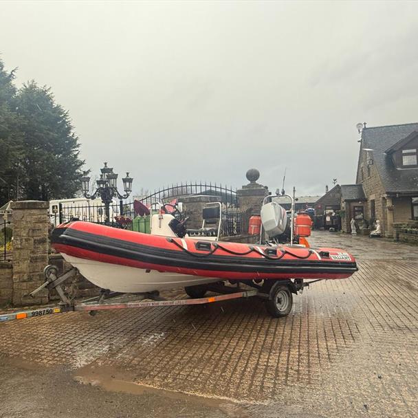 VALIANT DR-490 40HP RHIB BOAT WITH SINGLE AXLE TRAILER