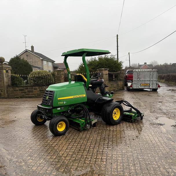 2013 John Deere tractor for sale in Pilsley, Chesterfield — photo 3