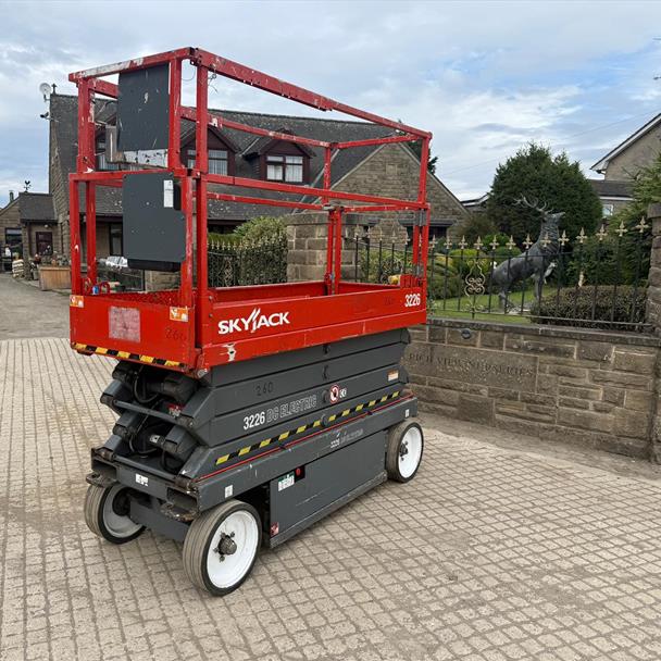 2014 Skyjack scissor lift for sale in Pilsley, Chesterfield — photo 3