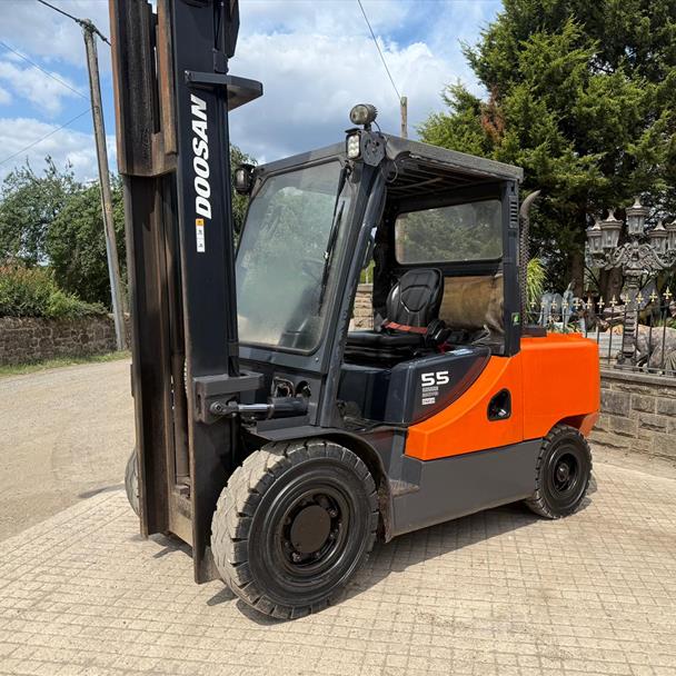 2017 Doosan forklift for sale in Pilsley, Chesterfield — photo 3