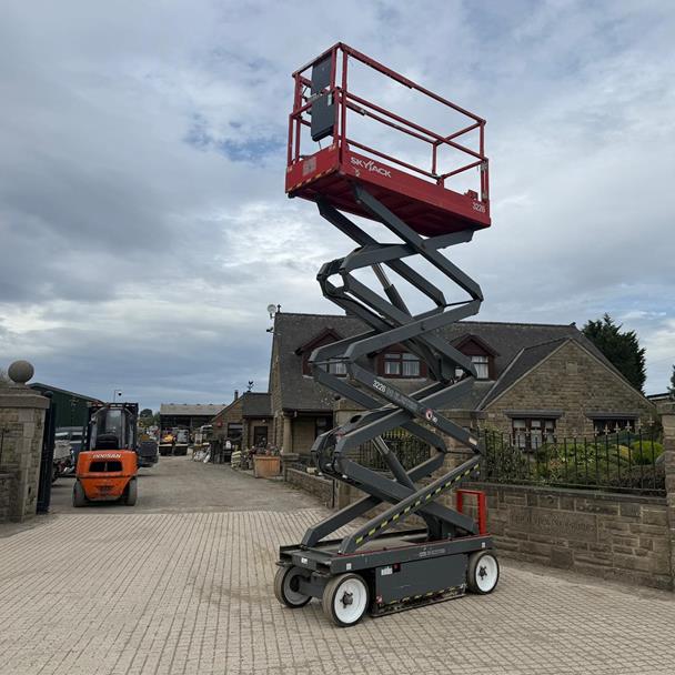 2014 Skyjack scissor lift for sale in Pilsley, Chesterfield — photo 4