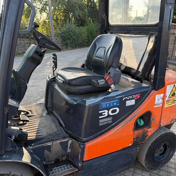 2012 Doosan forklift for sale in Pilsley, Chesterfield — photo 4