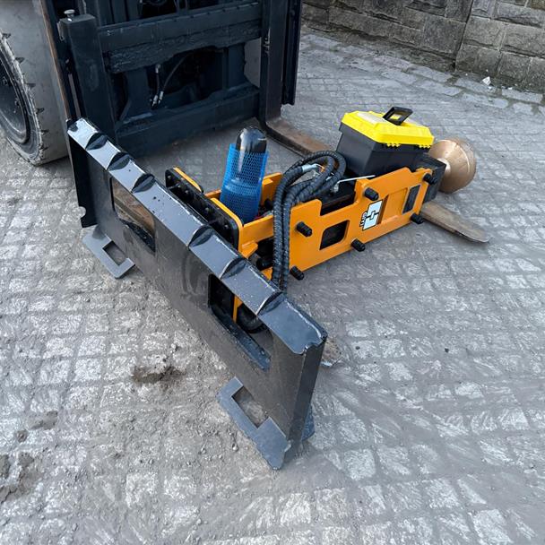 New/Unused GIYI Skidsteer Hydraulic Rock Breaker/Post Knocker excavator for sale in Pilsley, Chesterfield — photo 3