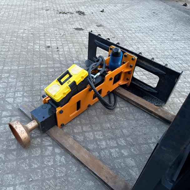 New/Unused GIYI Skidsteer Hydraulic Rock Breaker/Post Knocker excavator for sale in Pilsley, Chesterfield — photo 2