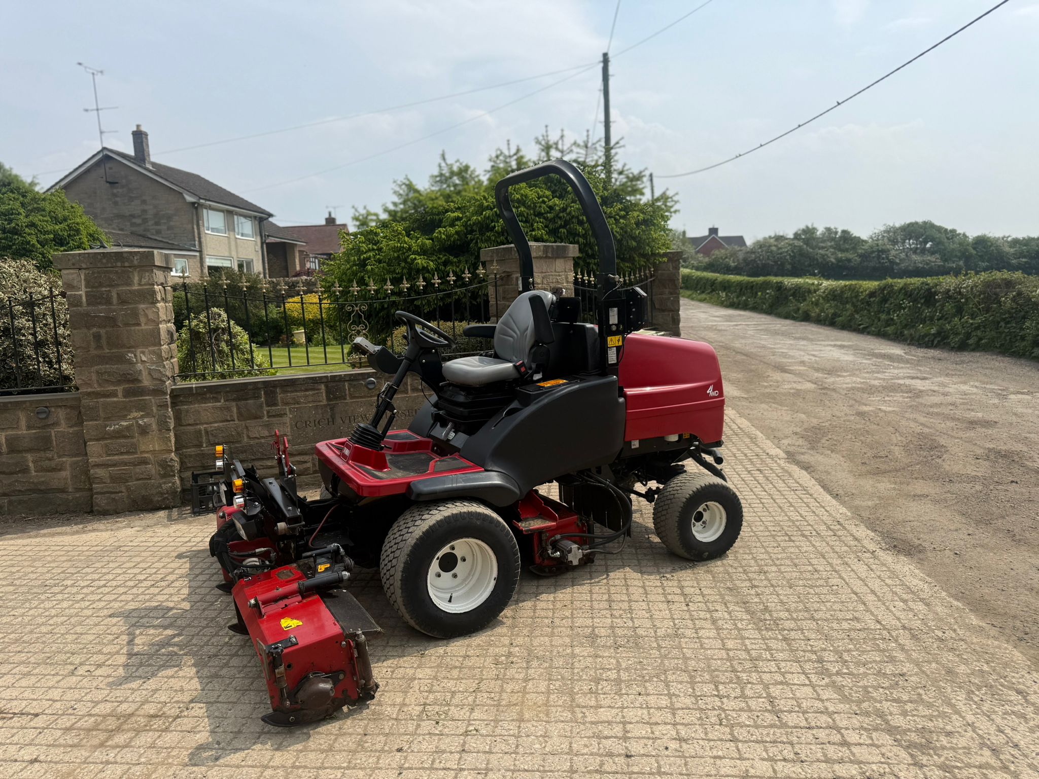 2017/67 TORO LT3340 4WD 3 GANG RIDE ON CYLINDER MOWER