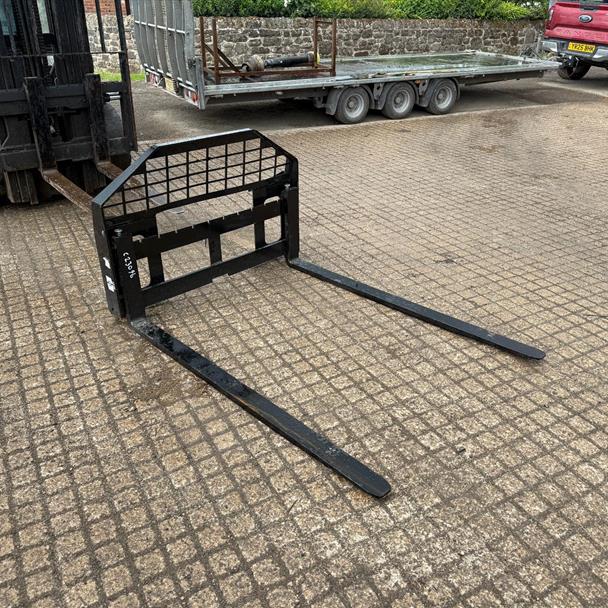 New/Unused GIYI Skidsteer Pallet Forks And Frame loader for sale in Pilsley, Chesterfield — photo 2