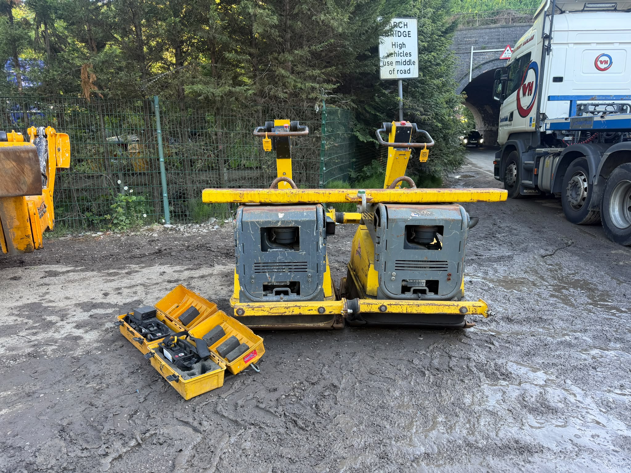 X2 2013 WACKER NEUSON DPU100-70 DUAL REMOTE CONTROLLED DIESEL F/R COMPACTION PLATE
