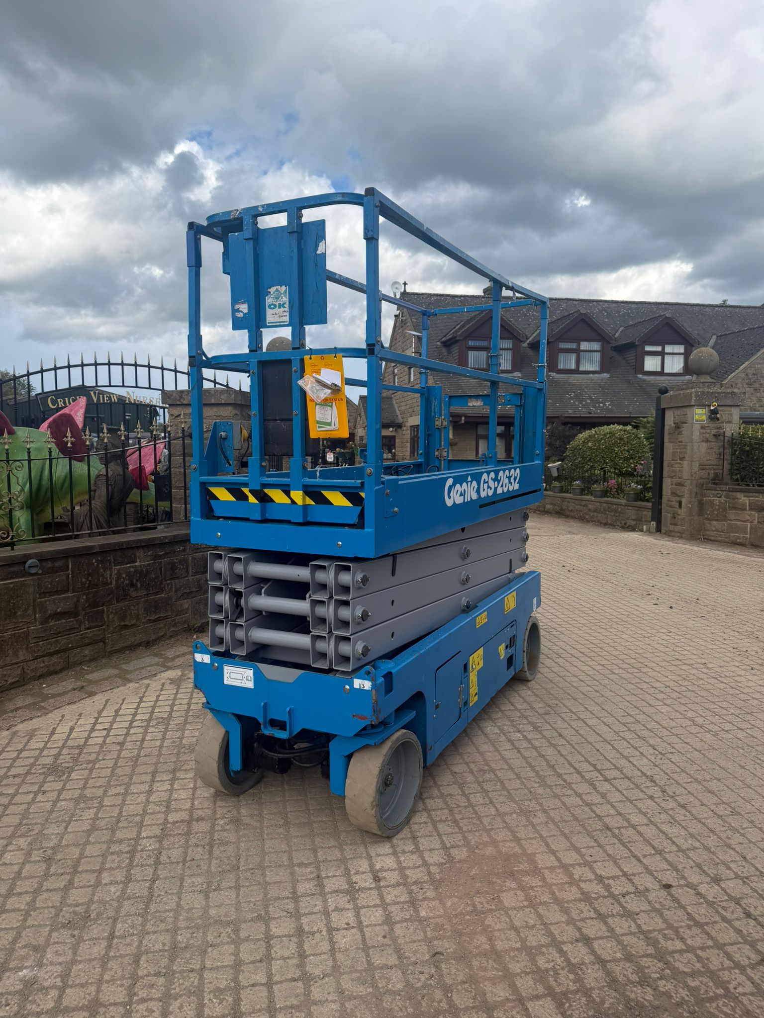 2012 Genie scissor lift for sale in Pilsley, Chesterfield — photo 2