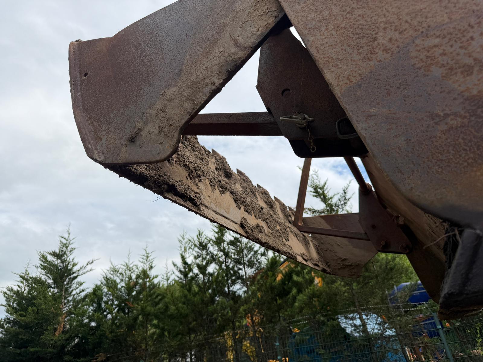 New Holland loader for sale in Pilsley, Chesterfield — photo 4